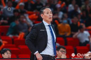 媒体人：许利民提前收走更衣室所有矿泉水 不想被浇感冒影响备战