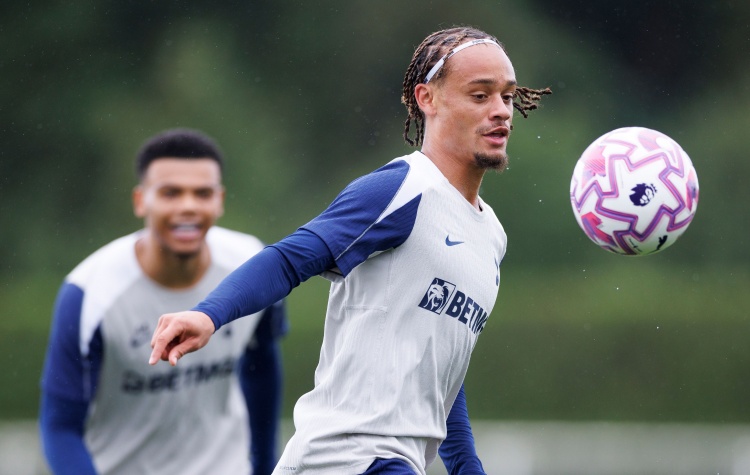 英媒谈西蒙斯首训:自信指挥、技术精湛,已展现机会创造者的才能