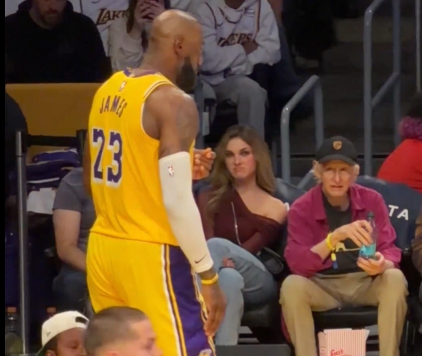 麻将胡了模拟器-秒变嫌弃脸！美媒放大场边镜头：女球迷被詹姆斯抠鼻子恶心到了