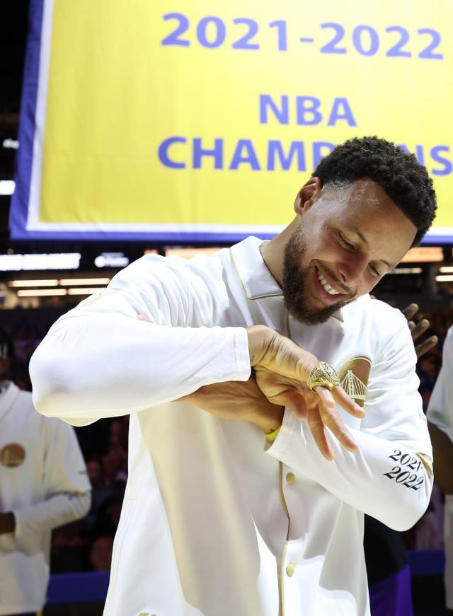 麻将胡了2-领戒指之夜击败湖人 库里33分演绎完美揭幕战